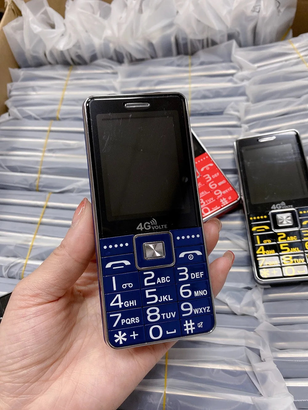Precio bajo, teléfono con botón pulsador grande para personas mayores desbloqueado, tecla SOS, Dial de velocidad, remolque portátil, Sim, voz fuerte, antorcha barata