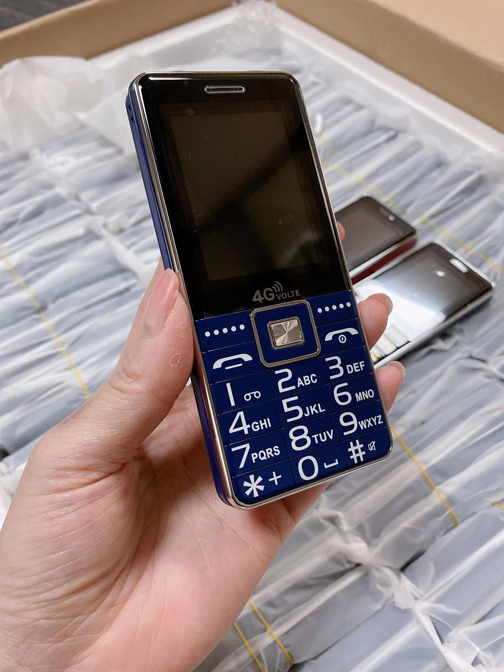 Precio bajo, teléfono con botón pulsador grande para personas mayores desbloqueado, tecla SOS, Dial de velocidad, remolque portátil, Sim, voz fuerte, antorcha barata