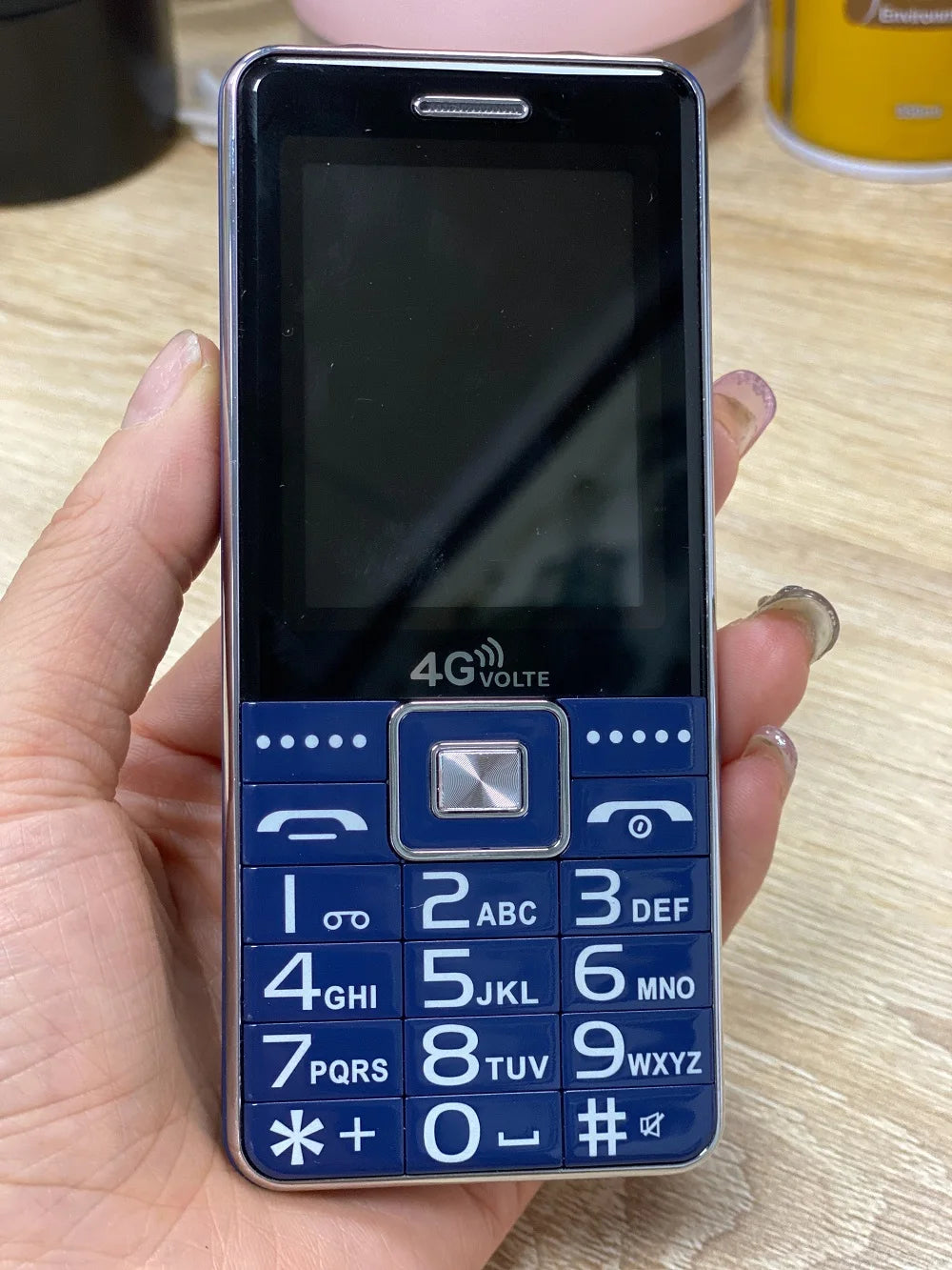 Precio bajo, teléfono con botón pulsador grande para personas mayores desbloqueado, tecla SOS, Dial de velocidad, remolque portátil, Sim, voz fuerte, antorcha barata